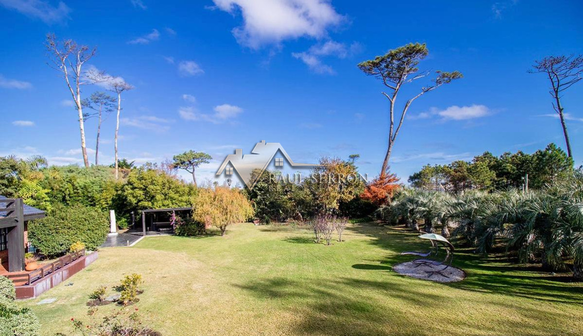 Casa ID.3235 - VENTA DE CASA DE 8 DORMITORIOS EN PINARES PUNTA DEL ESTE