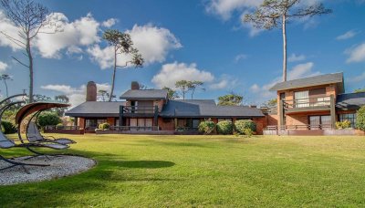 Exepcional casa en Pinares de 8 dormitorios.