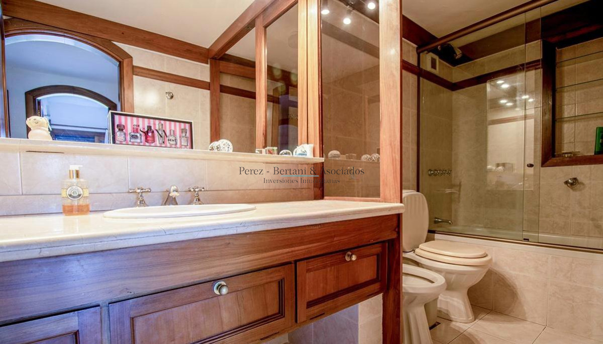 Casa ID.930 - Venta casa en Pinares de 8 dormitorios.