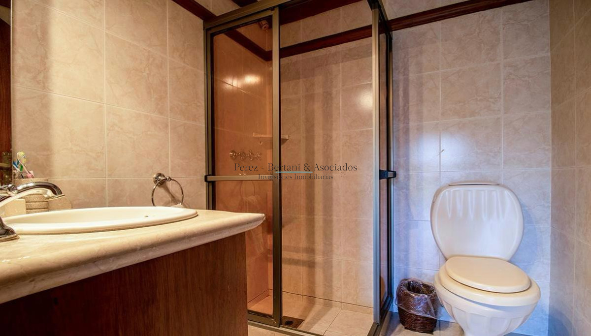 Casa ID.930 - Venta casa en Pinares de 8 dormitorios.