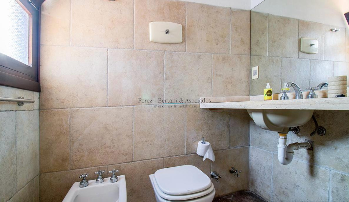 Casa ID.930 - Venta casa en Pinares de 8 dormitorios.