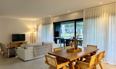 Moderna casa minimalista en espectacular zona de San Rafael, 3 dormitorios, baño en suite´exceleuite en la habitación principal, buen estorno