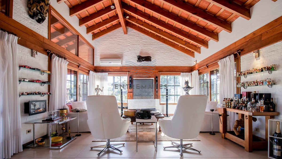 Casa ID.135 - Venta casa en Pinares de 8 dormitorios.