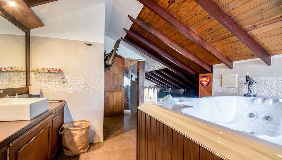 Casa ID.135 - Venta casa en Pinares de 8 dormitorios.