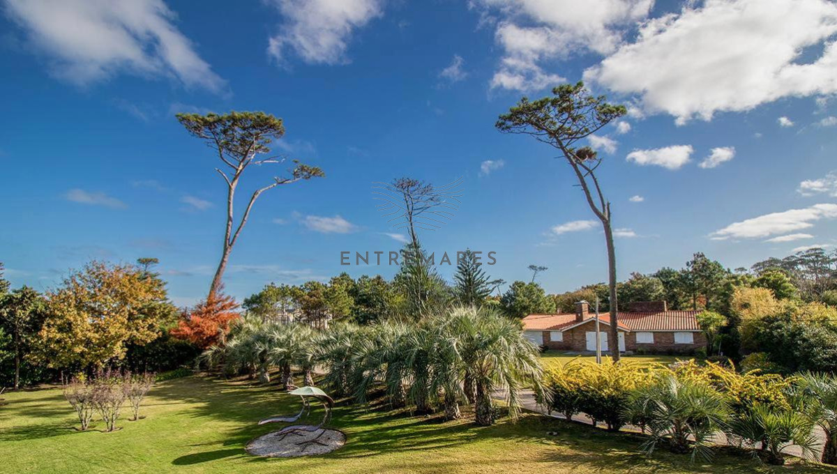 Casa ID.135 - Venta casa en Pinares de 8 dormitorios.