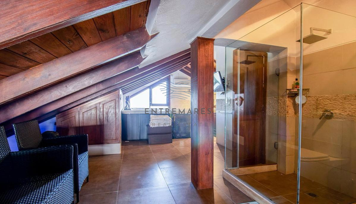 Casa ID.135 - Venta casa en Pinares de 8 dormitorios.
