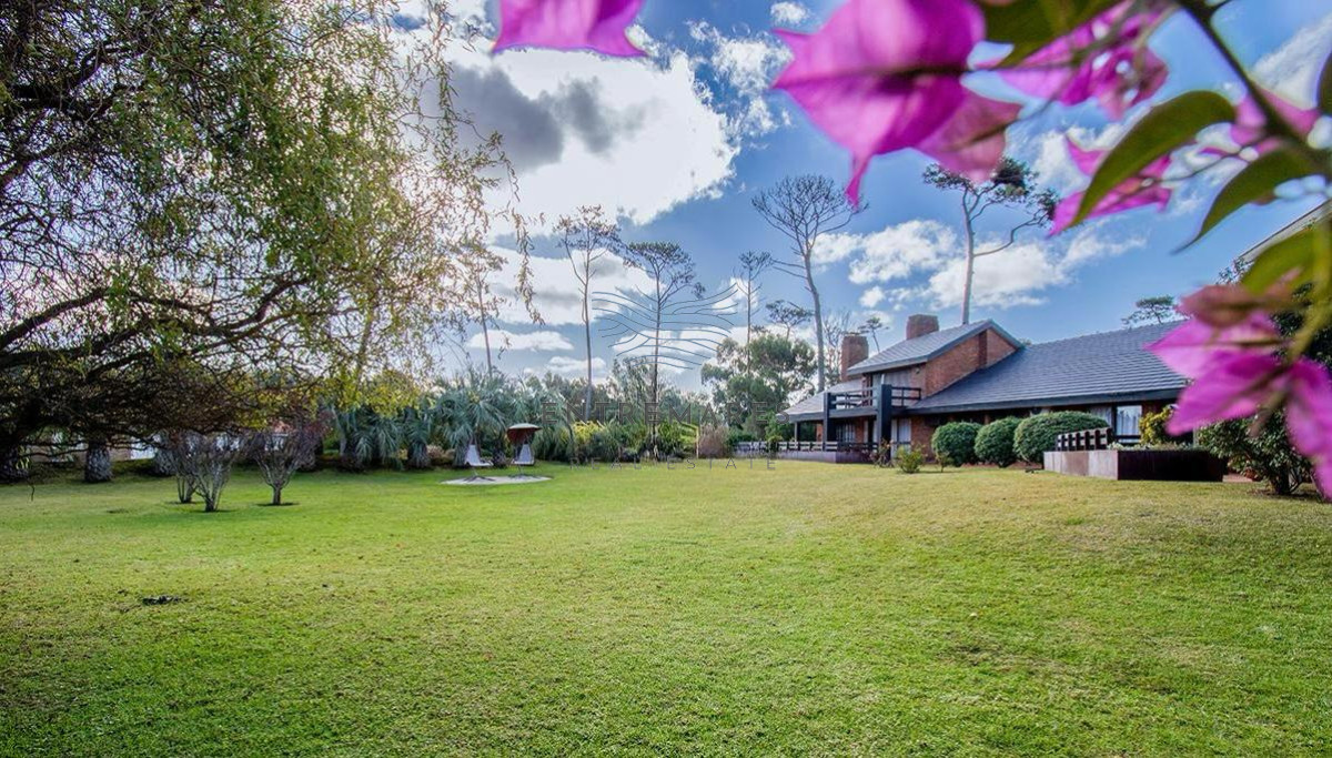 Casa ID.135 - Venta casa en Pinares de 8 dormitorios.