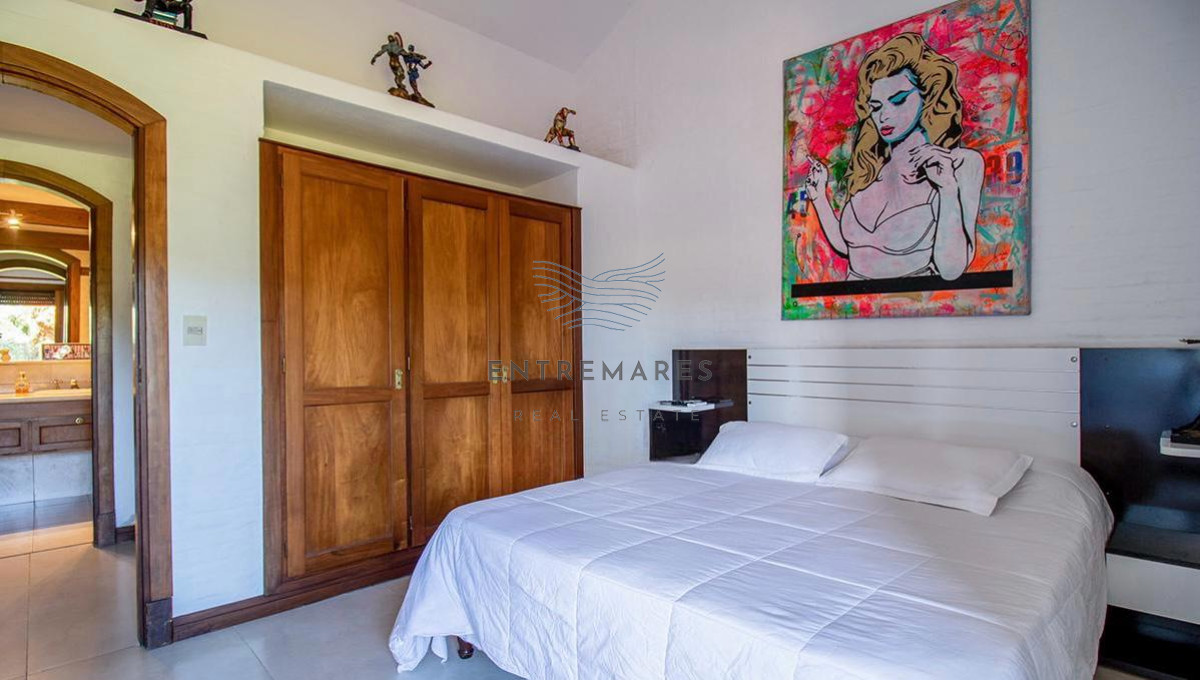 Casa ID.135 - Venta casa en Pinares de 8 dormitorios.