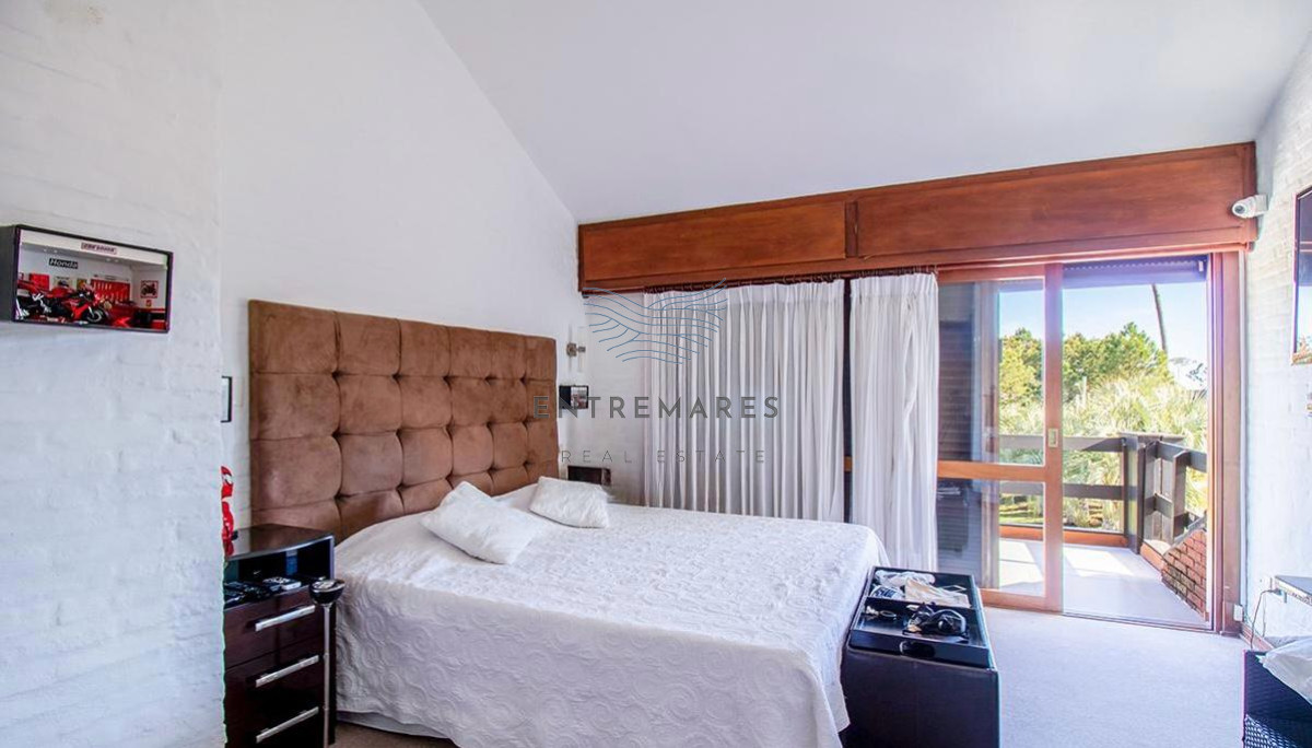 Casa ID.135 - Venta casa en Pinares de 8 dormitorios.