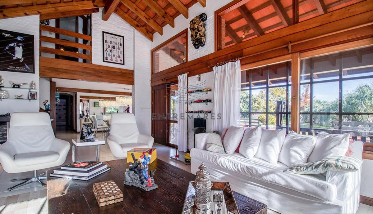 Casa ID.135 - Venta casa en Pinares de 8 dormitorios.