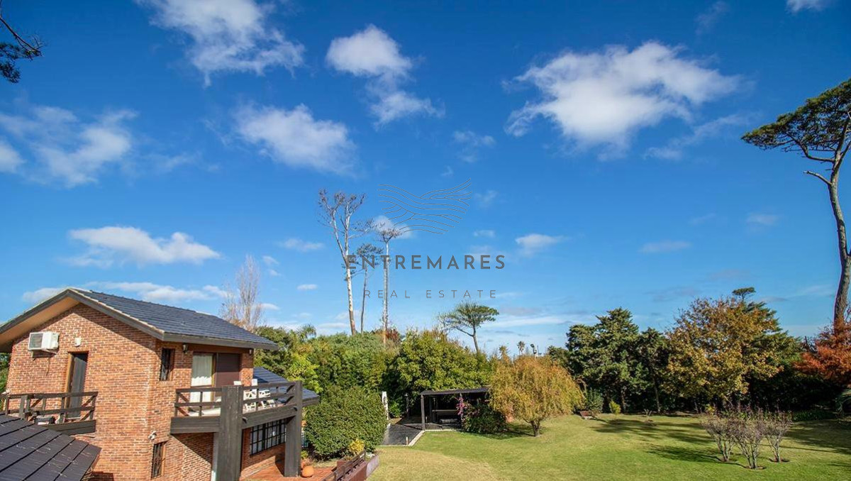 Casa ID.135 - Venta casa en Pinares de 8 dormitorios.