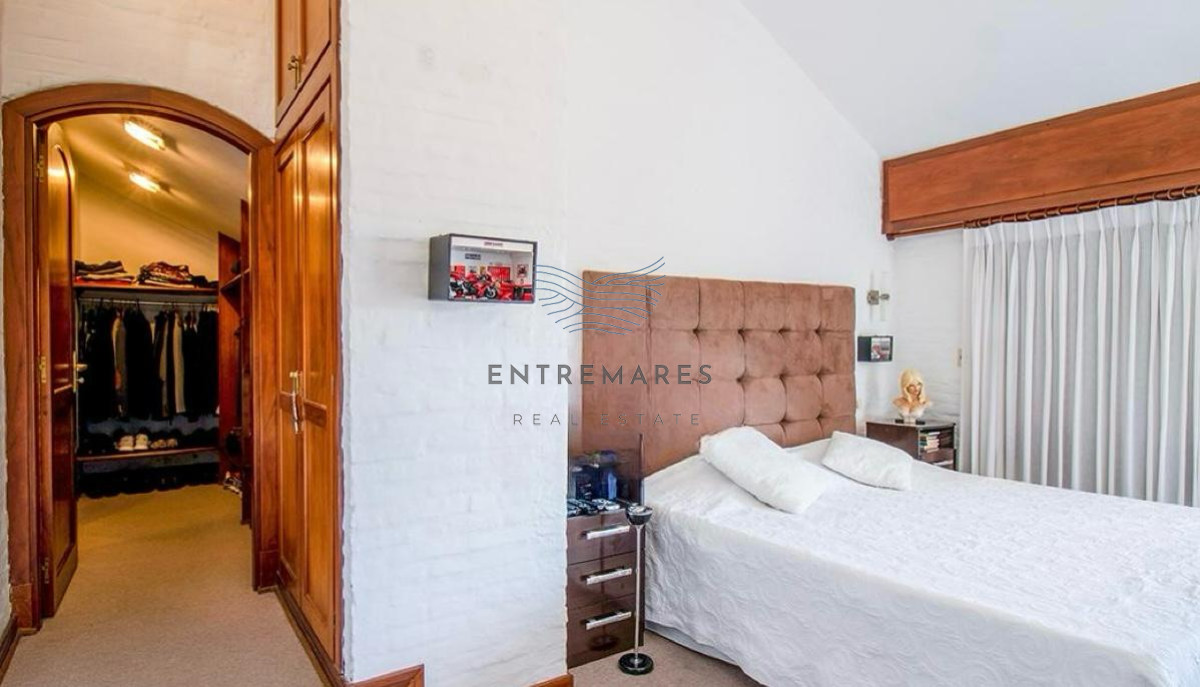 Casa ID.135 - Venta casa en Pinares de 8 dormitorios.