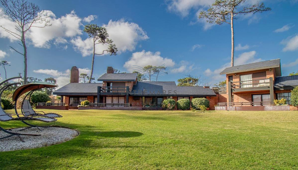 Casa ID.135 - Venta casa en Pinares de 8 dormitorios.