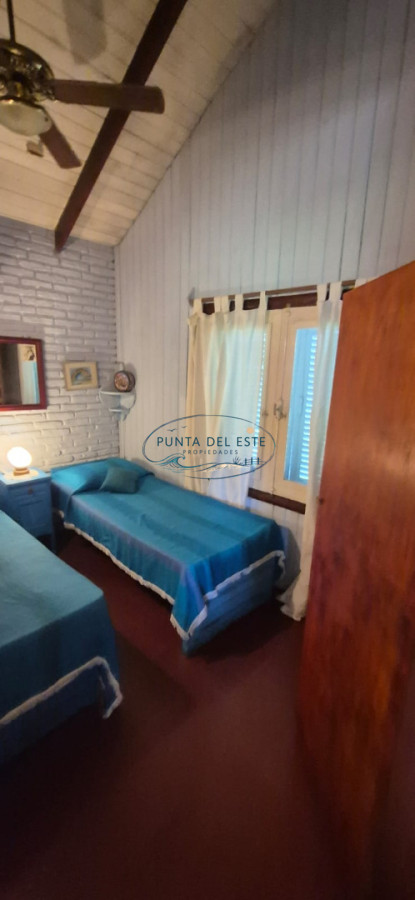 Casa ID.123 - Casa de 4 dormitorios en alquiler temporal, Playa Mansa, Punta del Este
