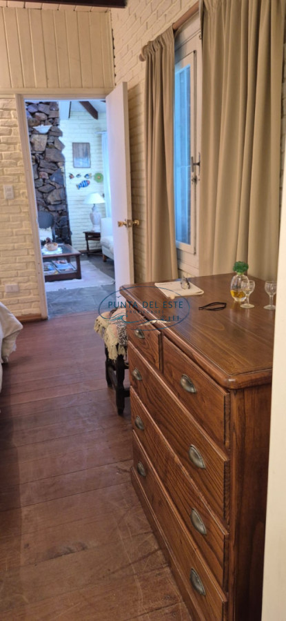 Casa ID.123 - Casa de 4 dormitorios en alquiler temporal, Playa Mansa, Punta del Este