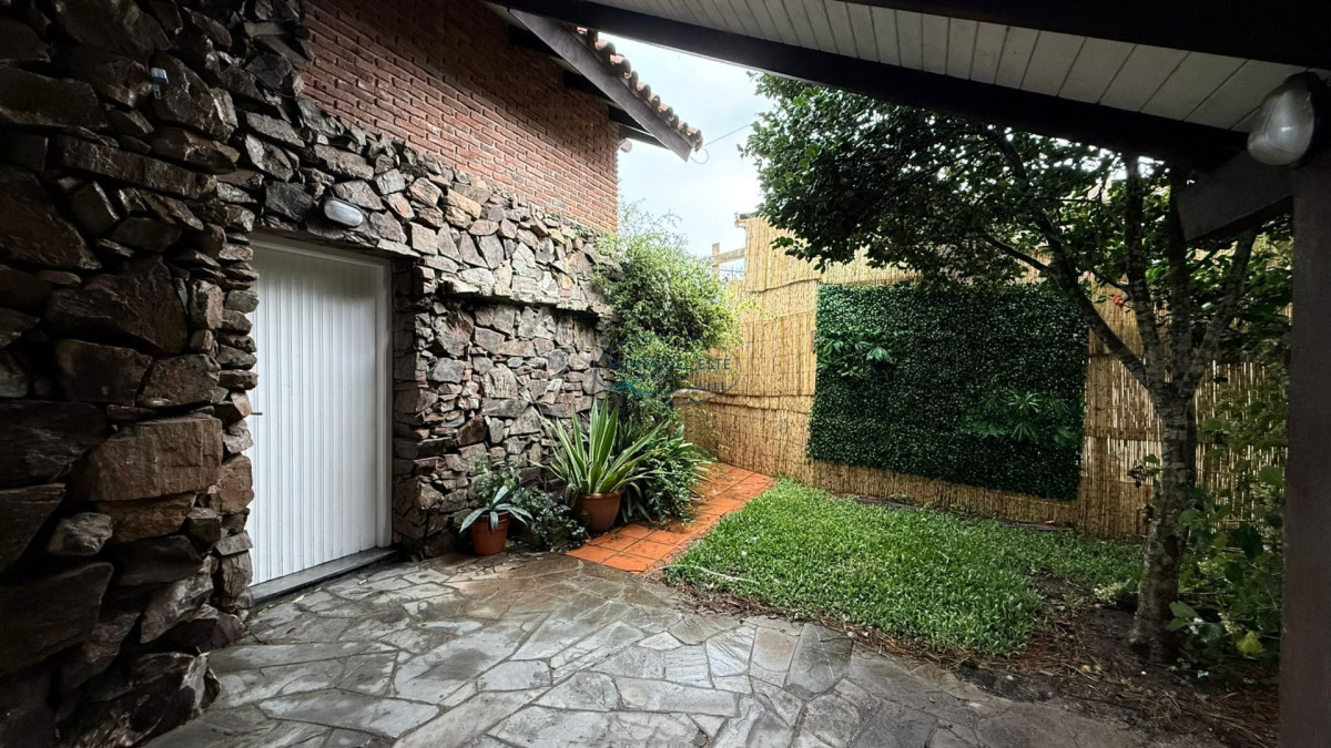 Casa ID.123 - Casa de 4 dormitorios en alquiler temporal, Playa Mansa, Punta del Este