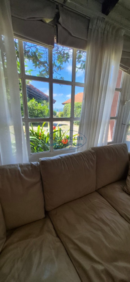 Casa ID.123 - Casa de 4 dormitorios en alquiler temporal, Playa Mansa, Punta del Este