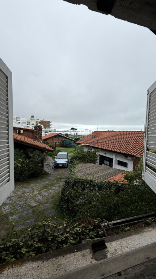 Casa ID.123 - Casa de 4 dormitorios en alquiler temporal, Playa Mansa, Punta del Este