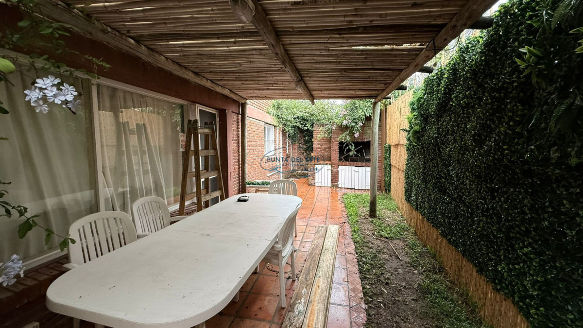 Casa ID.123 - Casa de 4 dormitorios en alquiler temporal, Playa Mansa, Punta del Este