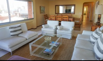 Apartamento de 3 dormitorios en excepcional ubicación, vista al mar.