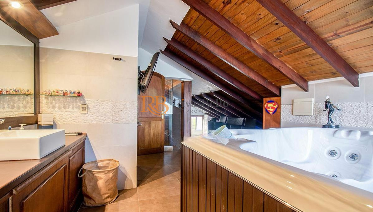 Casa ID.59 - Venta casa en Pinares de 8 dormitorios.
