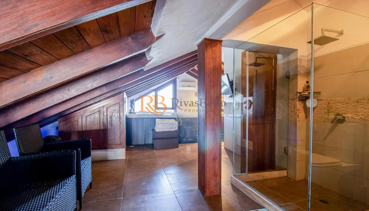 Casa ID.59 - Venta casa en Pinares de 8 dormitorios.