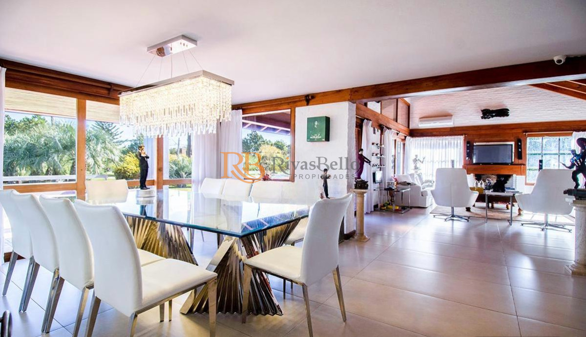 Casa ID.59 - Venta casa en Pinares de 8 dormitorios.