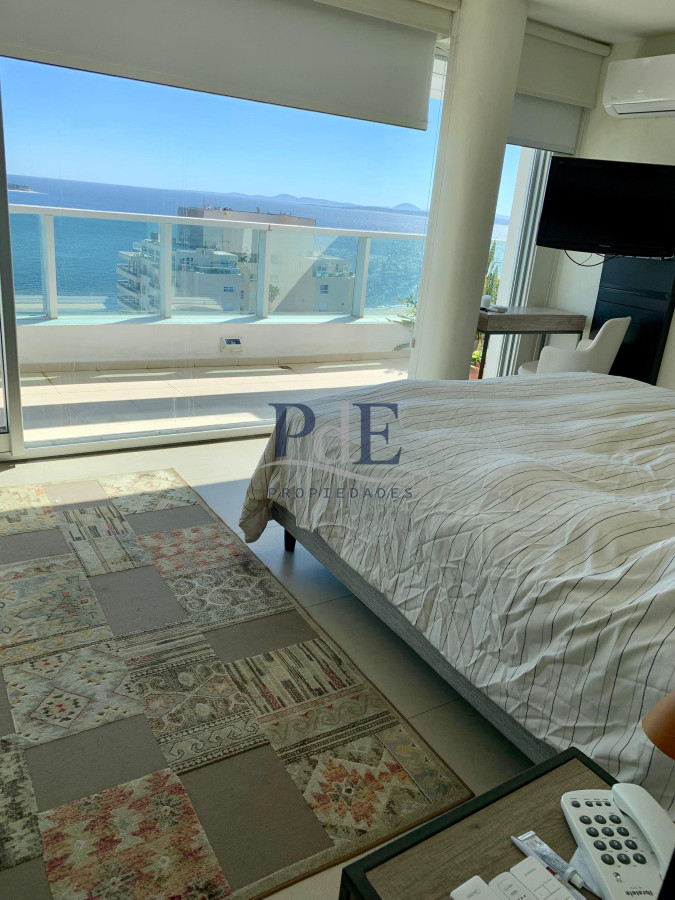 Penthouse en venta 2 dormitorios y ascensor privado. Playa Mansa - Imagen 3