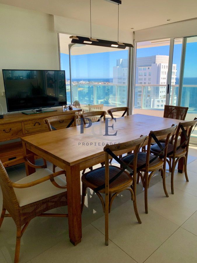 Penthouse en venta 2 dormitorios y ascensor privado. Playa Mansa - Imagen 1