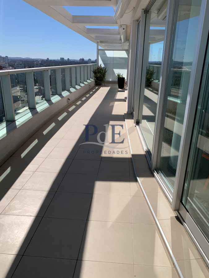 Penthouse en venta 2 dormitorios y ascensor privado. Playa Mansa - Imagen 11