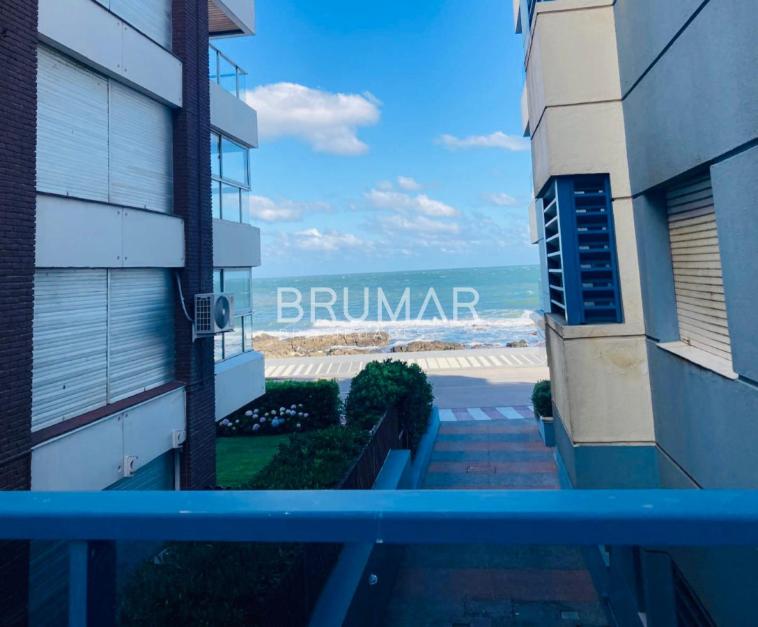 Apartamento en venta de tres dormitorios 