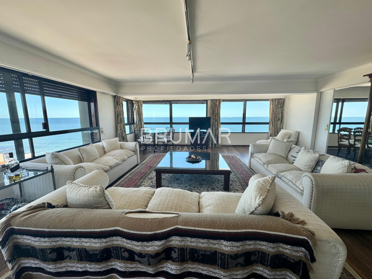 Apartamento ID.236 - Espectacular departamento en Venta de Cuatro Dormitorios y Dependencia 