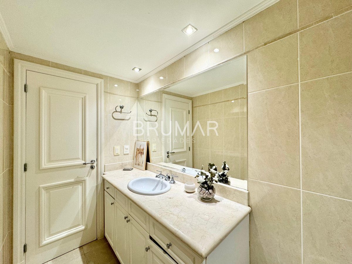 Apartamento ID.307 - Apartamento en Venta de Tres Dormitorios y servicio en Playa Mansa