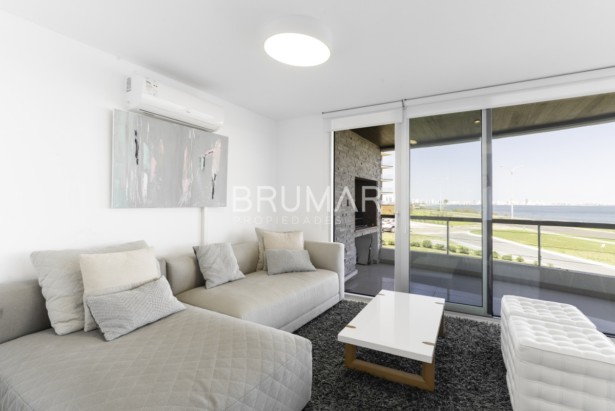 Apartamento ID.207 - Venta apartamento 3 dormitorios mas servicio en playa mansa con vista al mar
