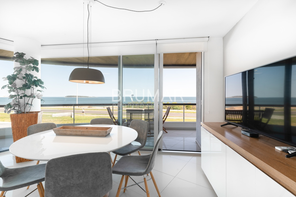 Apartamento ID.207 - Venta apartamento 3 dormitorios mas servicio en playa mansa con vista al mar