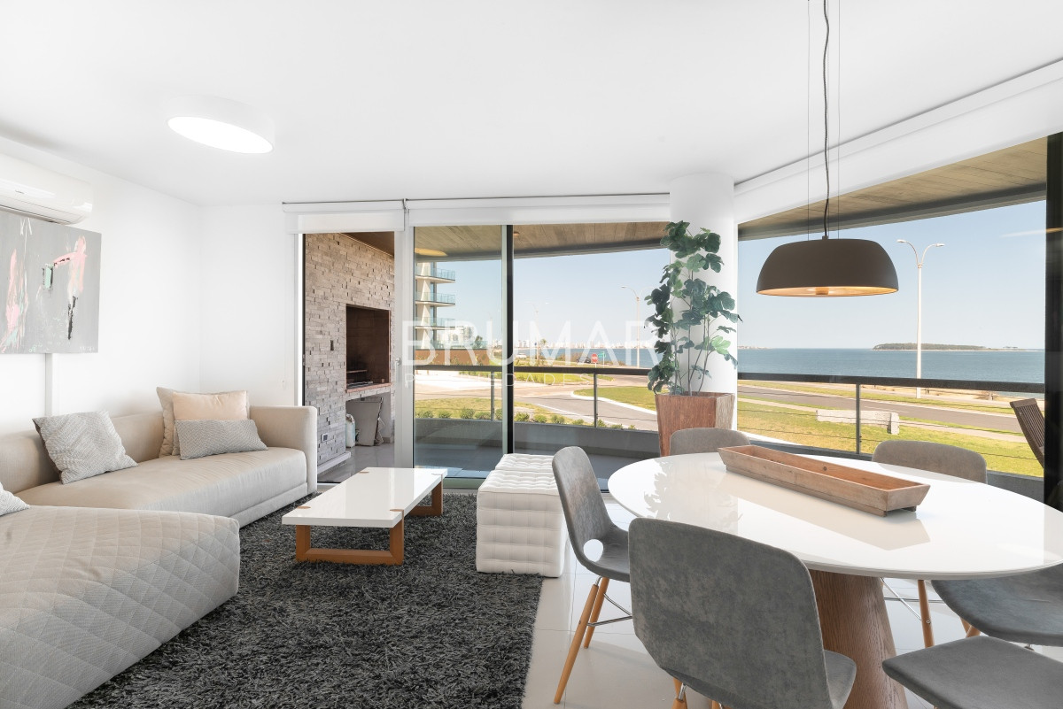 Apartamento ID.207 - Venta apartamento 3 dormitorios mas servicio en playa mansa con vista al mar
