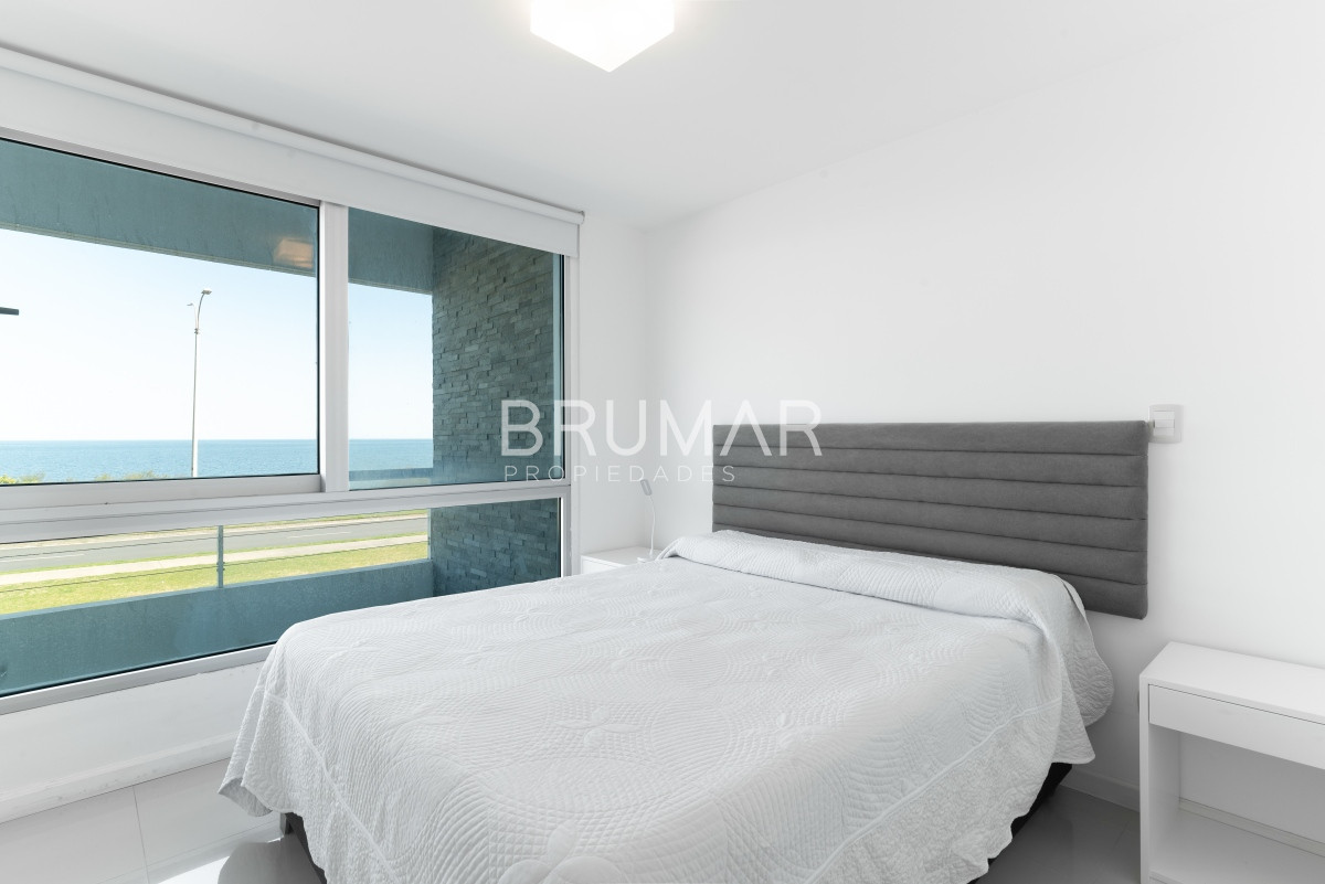 Apartamento ID.207 - Venta apartamento 3 dormitorios mas servicio en playa mansa con vista al mar