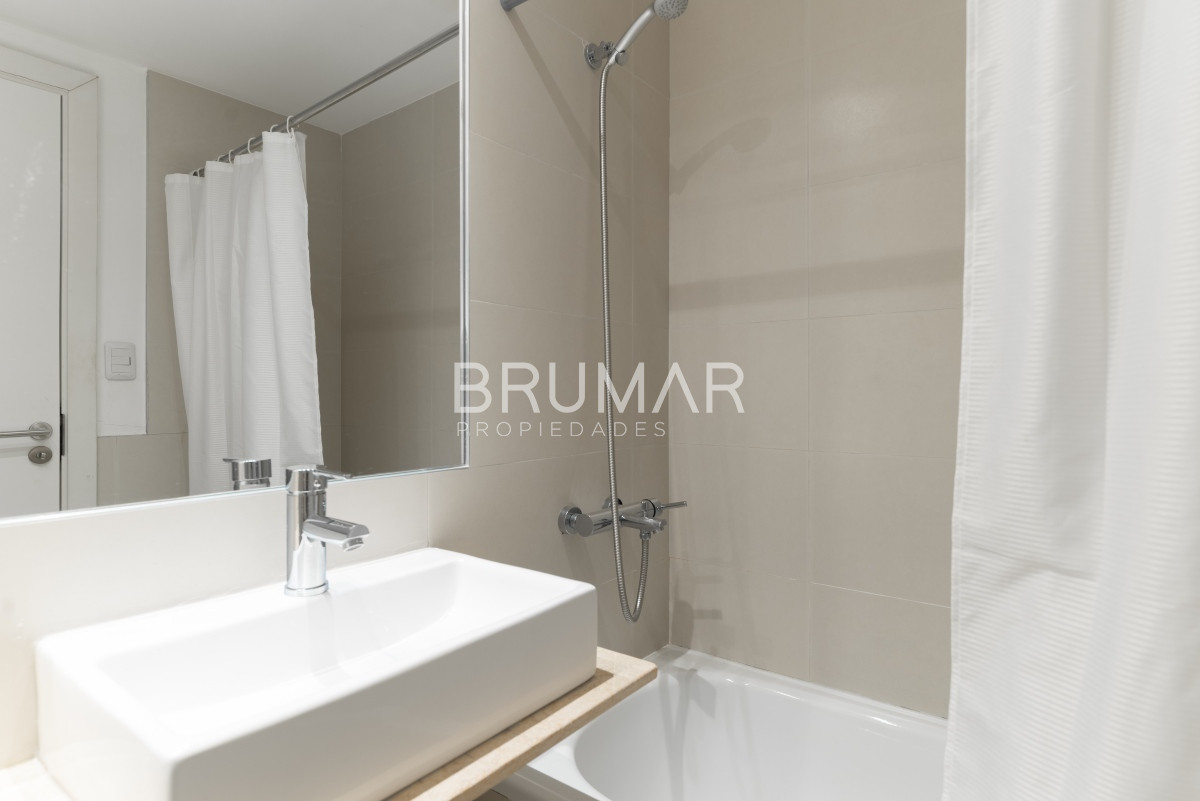 Apartamento ID.207 - Venta apartamento 3 dormitorios mas servicio en playa mansa con vista al mar
