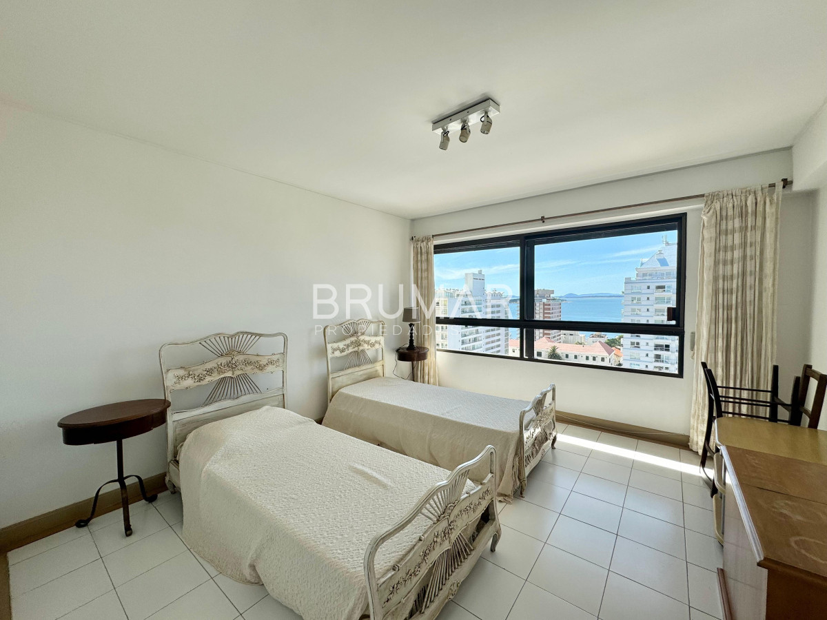 Apartamento ID.236 - Espectacular departamento en Venta de Cuatro Dormitorios y Dependencia 