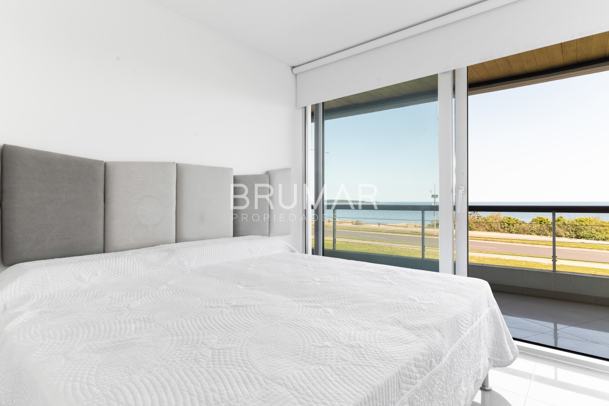 Apartamento ID.207 - Venta apartamento 3 dormitorios mas servicio en playa mansa con vista al mar