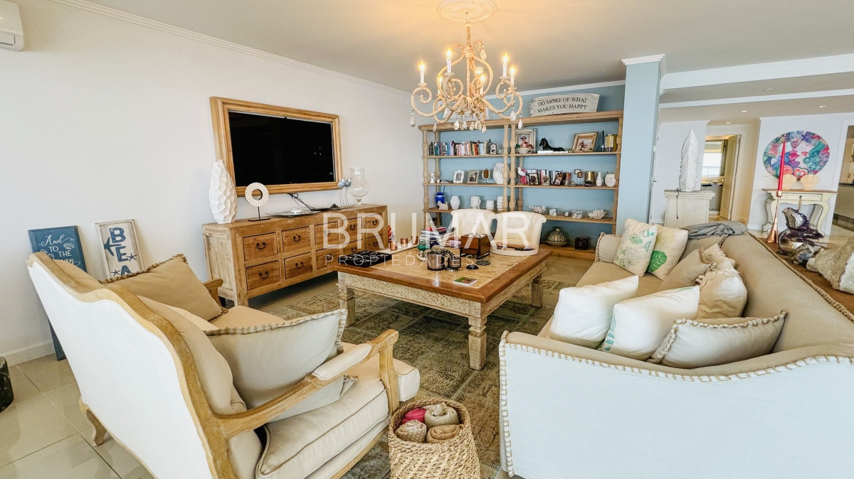 Apartamento ID.47 - Torrelobos esquinero en venta 4 dormitorios mas dependencia de servicio excelente vista