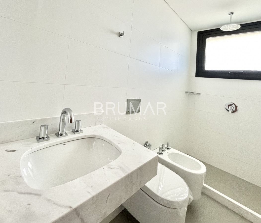 Apartamento ID.13 - Primera línea al mar 3 dormitorios, terraza y parrillero.