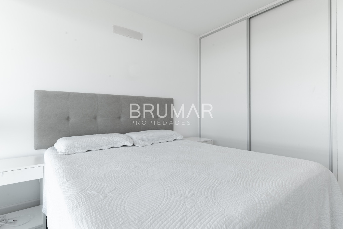 Apartamento ID.207 - Venta apartamento 3 dormitorios mas servicio en playa mansa con vista al mar