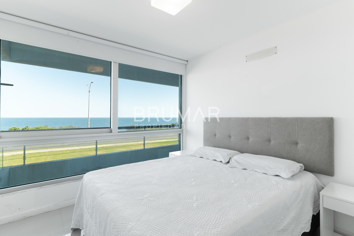 Apartamento ID.207 - Venta apartamento 3 dormitorios mas servicio en playa mansa con vista al mar