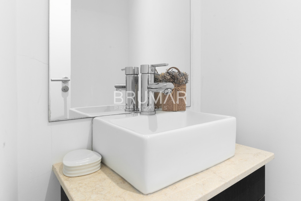 Apartamento ID.207 - Venta apartamento 3 dormitorios mas servicio en playa mansa con vista al mar
