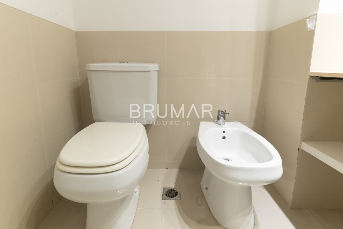 Apartamento ID.207 - Venta apartamento 3 dormitorios mas servicio en playa mansa con vista al mar