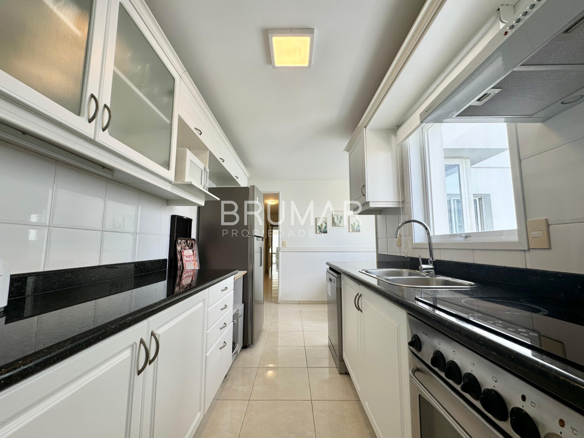 Apartamento ID.307 - Apartamento en Venta de Tres Dormitorios y servicio en Playa Mansa