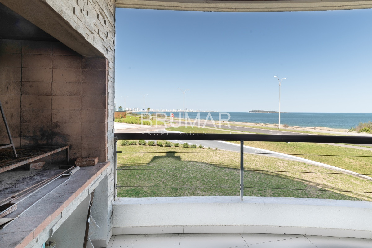 Apartamento ID.207 - Venta apartamento 3 dormitorios mas servicio en playa mansa con vista al mar