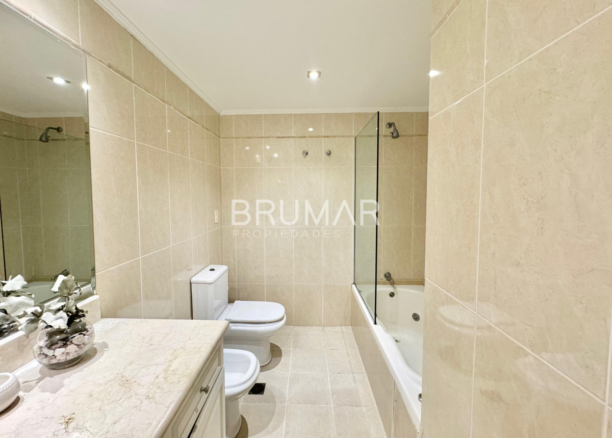 Apartamento ID.307 - Apartamento en Venta de Tres Dormitorios y servicio en Playa Mansa
