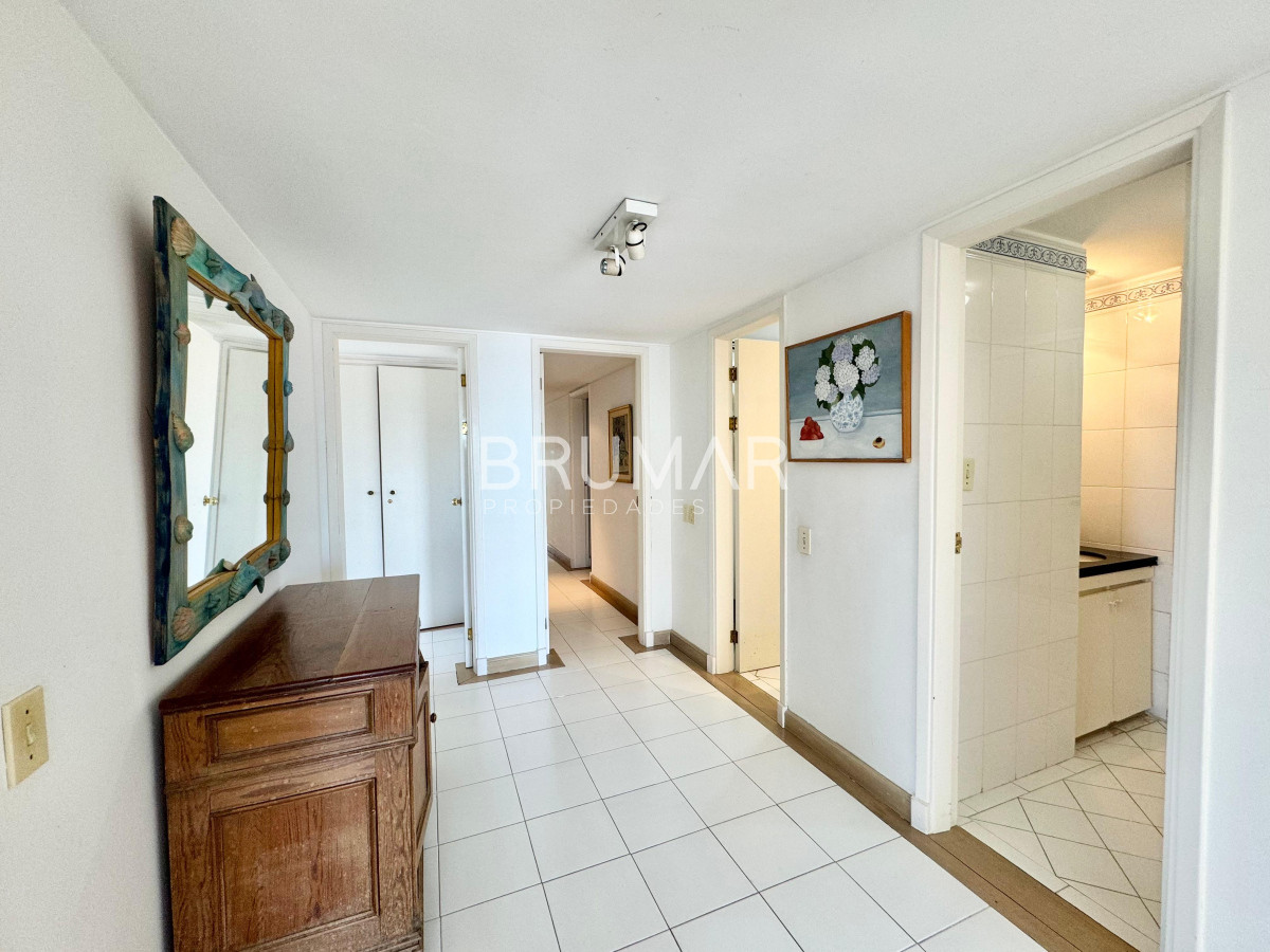 Apartamento ID.236 - Espectacular departamento en Venta de Cuatro Dormitorios y Dependencia 